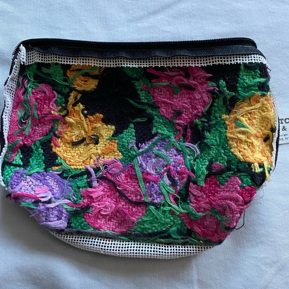 Vintage 1984 Gorgeous Cross Stitch Wallet/Bag with Zipper from Stitch & Z… - Picture 3 of 4